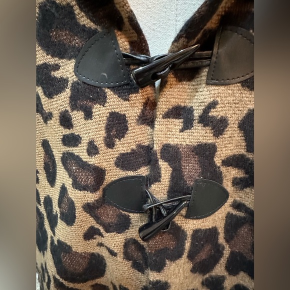 Women’s animal print fringed cape - Picture 3 of 5